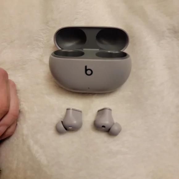 Beats by Dre earbuds, gray, added a pic of mine that are the same exact kind - Picture 6 of 6